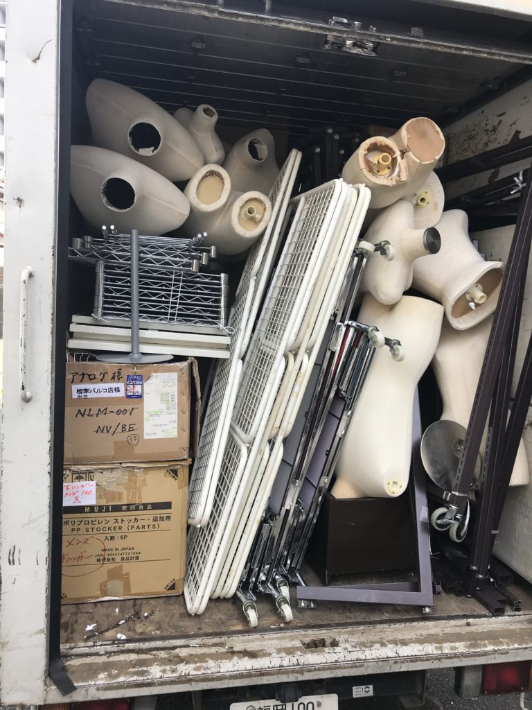 回収したトルソーやラックなどの店舗什器を積み込んだ写真