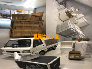 福岡市中央区天神の衣料品店で回収した大型棚とマネキン