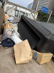舞鶴の回収作業後、トラックに積み込んだソファベッド