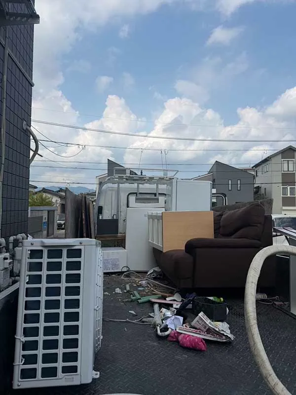 回収した室外機、エアコン本体、その他の家電・家具を積んだトラック