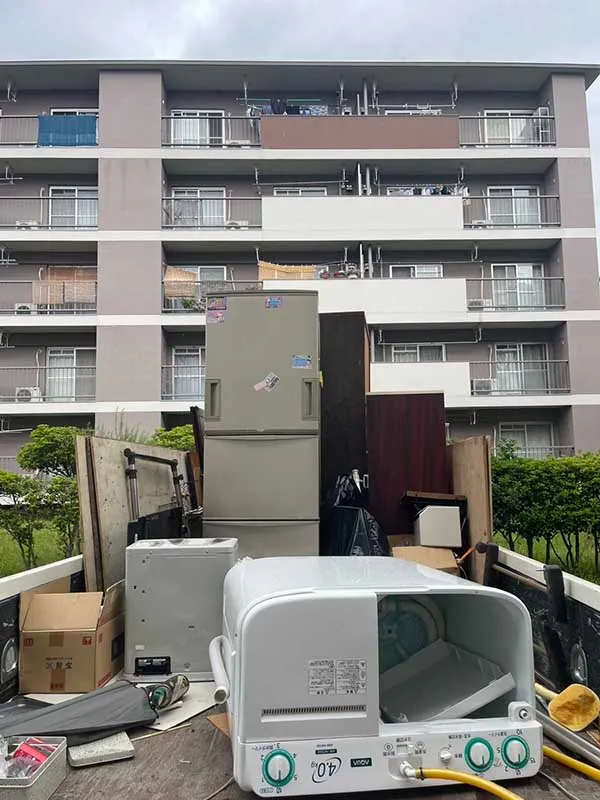 不要になった冷蔵庫や洗濯機と、室内に残っている家具をまとめて回収したトラック
