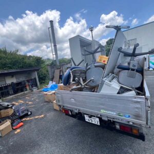 オフィス丸ごとの片付けもお任せください！数十人分のデスクやロッカーも、自社の大型トラックで一気に回収。複数台での同時作業も可能です。