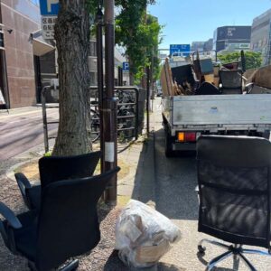 天神のオフィスビル前から椅子や什器を迅速に積み込む様子