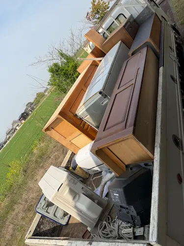 須恵町マンションでテレビ・冷蔵庫・洗濯機などを回収したトラックに積んだ様子