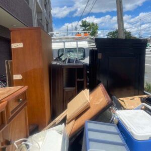 北九州市八幡西区のお客様宅で、処分を待つ大型の婚礼タンスとお仏壇の回収風景