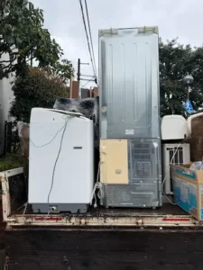 太宰府市マンションで回収した洗濯機・冷蔵庫・給湯器などをトラック荷台に積み込んだ状態