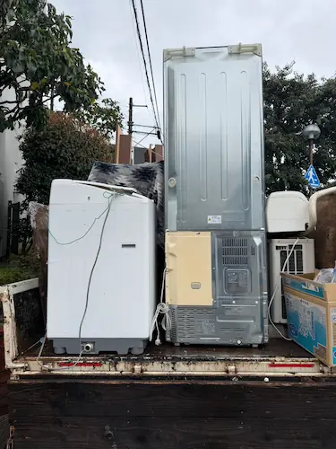 太宰府市マンションで回収した洗濯機・冷蔵庫・給湯器などをトラック荷台に積み込んだ状態