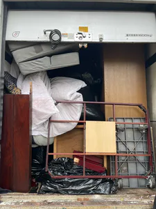 粕屋町のマンションで回収した家具や生活用品をトラックに積み込んだ様子