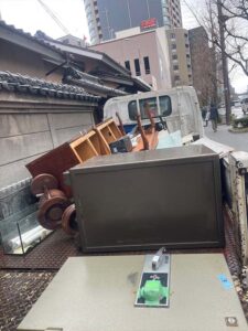 回収して、トラックに積んだ金庫