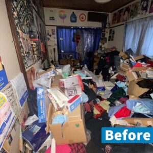 ゴミであふれている片付ける前の写真