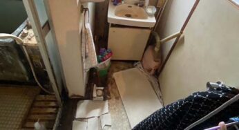 ゴミ屋敷と化したアパート、水場の片付け