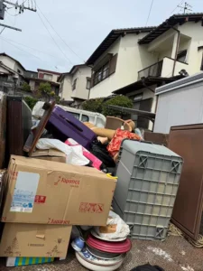 福岡市の持ち運びサービスでは無理な量の不用品を回収したときの様子