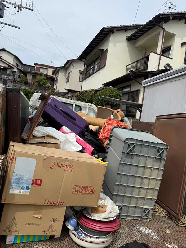 福岡市の持ち運びサービスでは無理な量の不用品を回収したときの様子