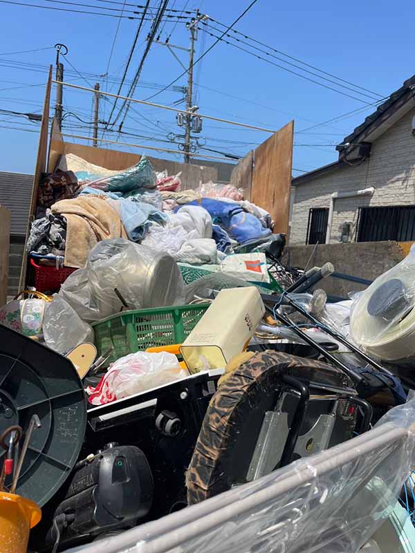 新宮町でのゴミ屋敷片付けを終えて満載のトラック