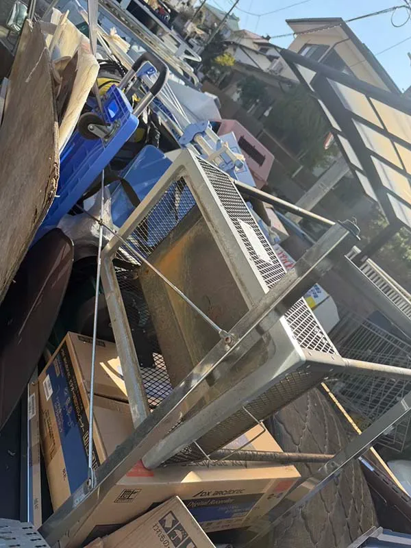 鞍手町でのゴミ屋敷からトラックに積み込んだ不用品やゴミ