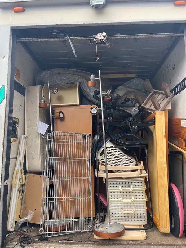 福岡市東区。老人ホームに入居前の生前整理で発生した不用品を積み込んだトラック