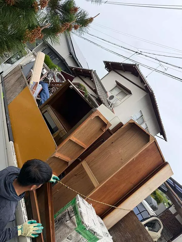 古賀市　作業員が2トンロングトラックに不用品を積み込む作業が終わったところ