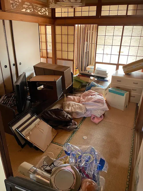 福岡市東区で3LDK一軒家丸ごと片付け｜テレビ・タンス・布団を20万円で全撤去した家内作業中写真