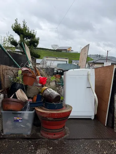 福岡市東区の一軒家まるごと片付け作業——お庭から搬出した植木鉢・洗濯機・物干し竿・七輪をトラックに積み込んだ様子（総額28万円で1日完了）