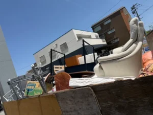 2tロングワイドに食器棚・ベッド・猫タワーをぎっしり積み込んだ写真