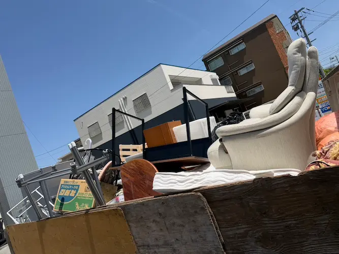 2tロングワイドに食器棚・ベッド・猫タワーをぎっしり積み込んだ写真