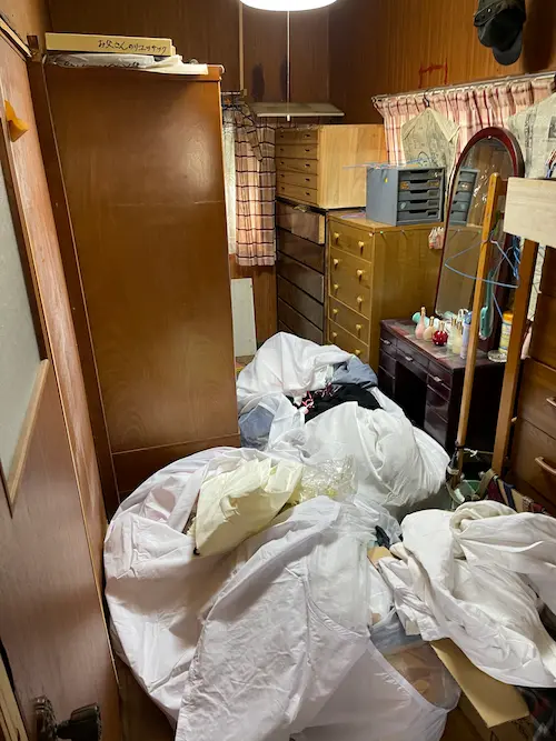 福岡市博多区の一軒家で、大型タンス5棹・鏡台・布団類を丸ごと回収