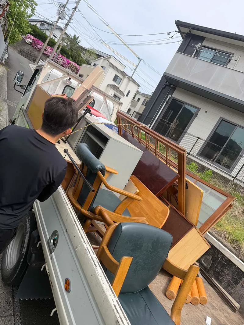 福岡市南区檜原　スチール家具・椅子などを不用品回収したトラック