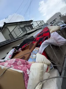 【古賀市】一軒家の不用品回収実績。大量の布団や木製家具
