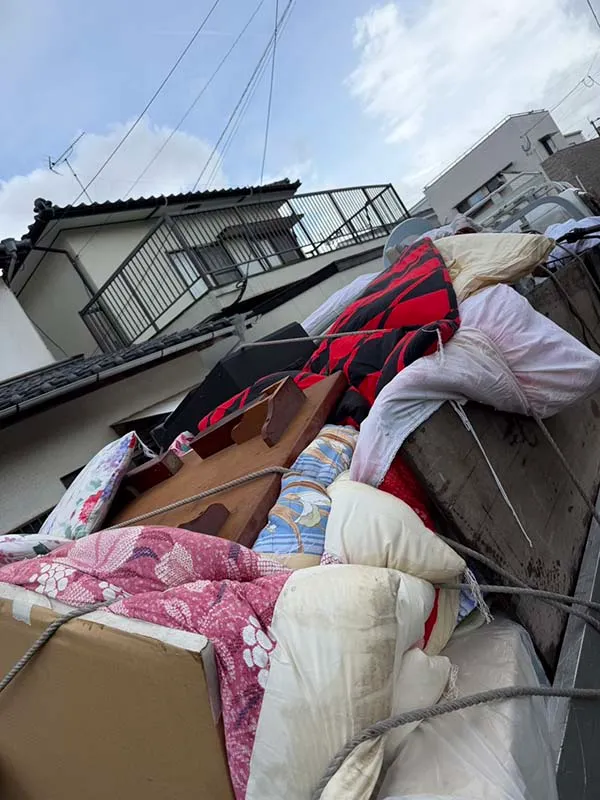 【古賀市】一軒家の不用品回収実績。大量の布団や木製家具