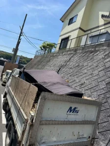 【福岡市東区美和台】2トントラック積み放題プラン!冷蔵庫、タンス、大量の布団や家具を回収中