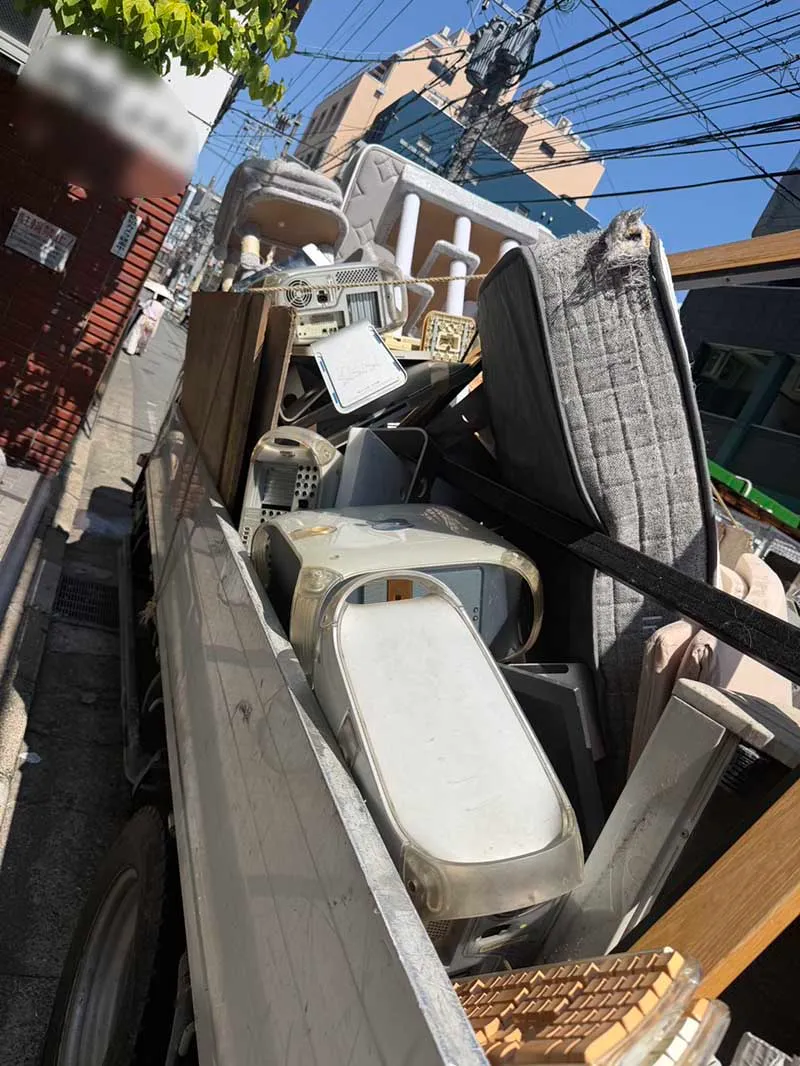 福岡市東区二又瀬で不用品を回収して満載のトラック