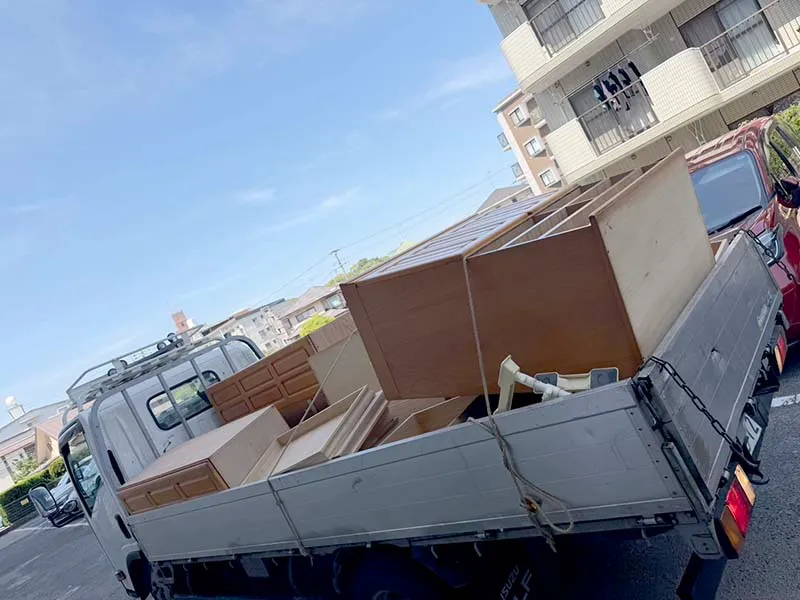 香住ヶ丘で不用品回収をして大型家具類を満載したトラック