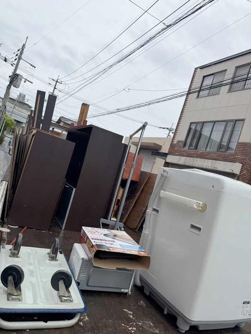 福岡市舞松原で回収した不用品を満載したトラック