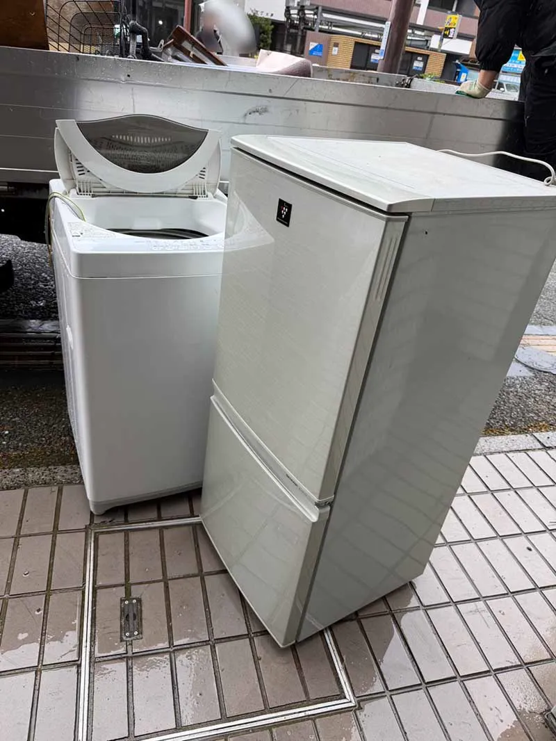 福岡市東区下原で回収した冷蔵庫と洗濯機