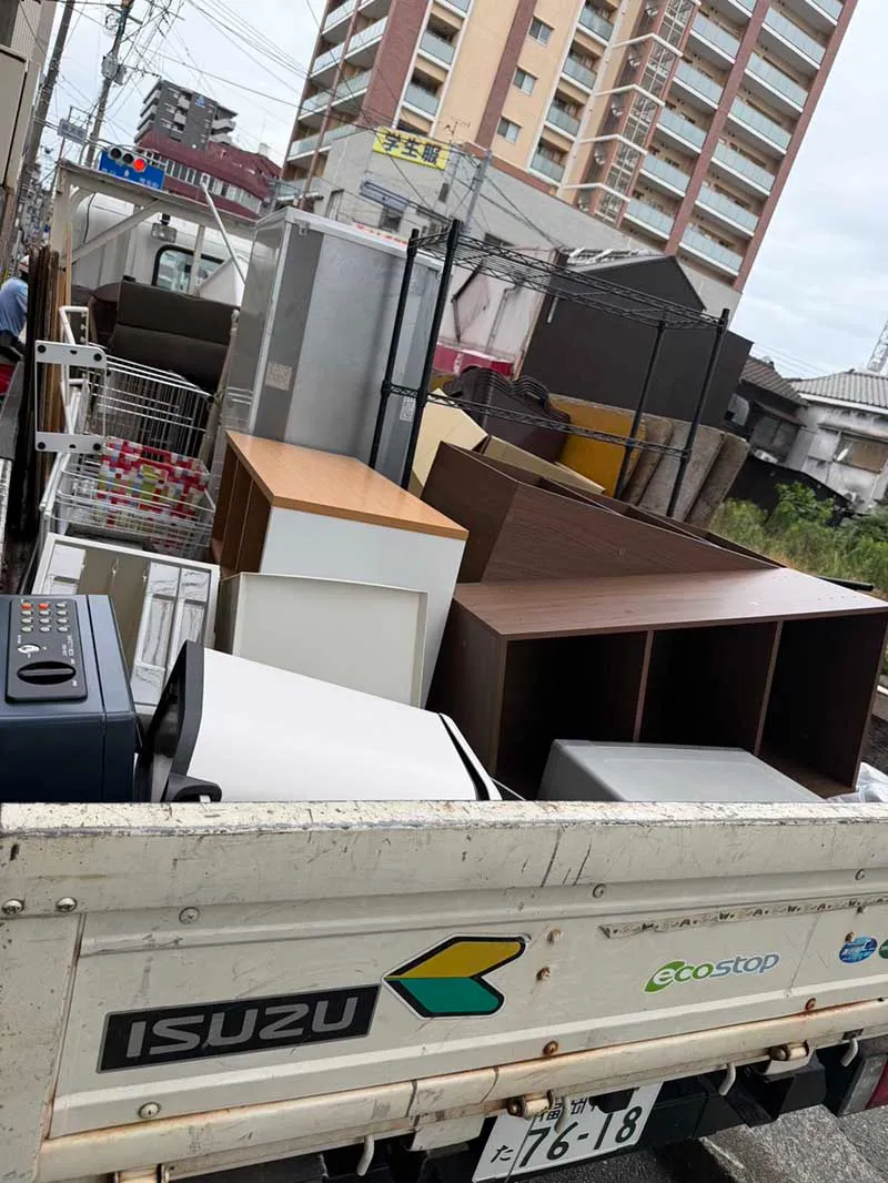住吉エリアで不用品回収をして不用品を満載したトラック
