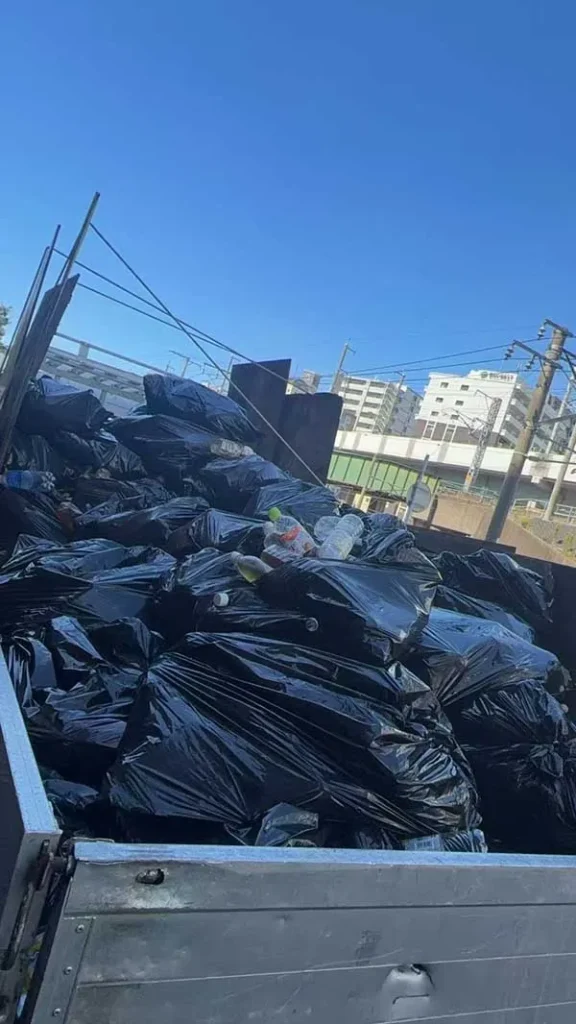 黒い袋に詰められた黄金のペットボトル