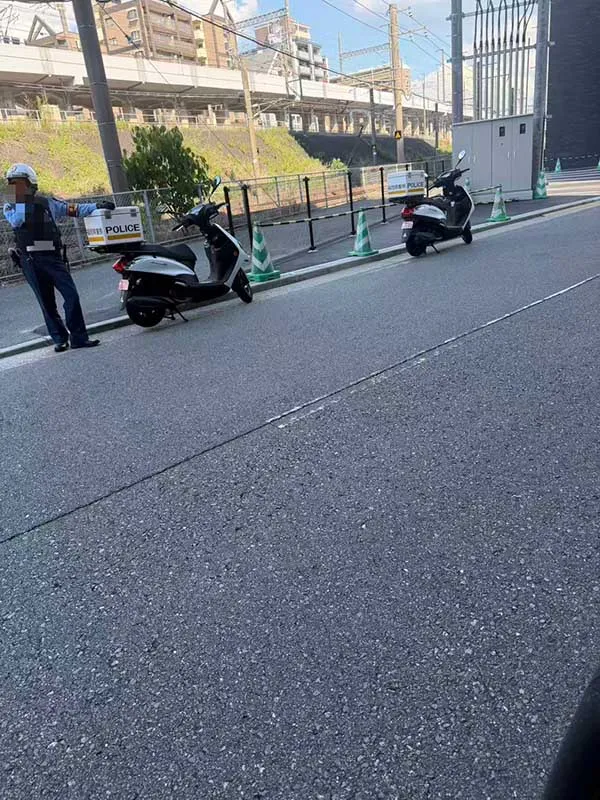 警察と話している様子