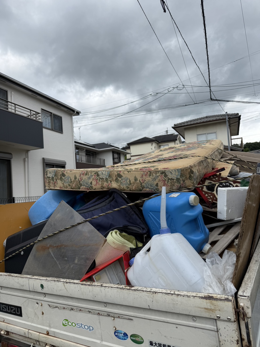 台風通過後に回収したマットレスやポリタンクなどの災害ごみを軽トラックに積み込んだ福岡片付け隊の作業風景