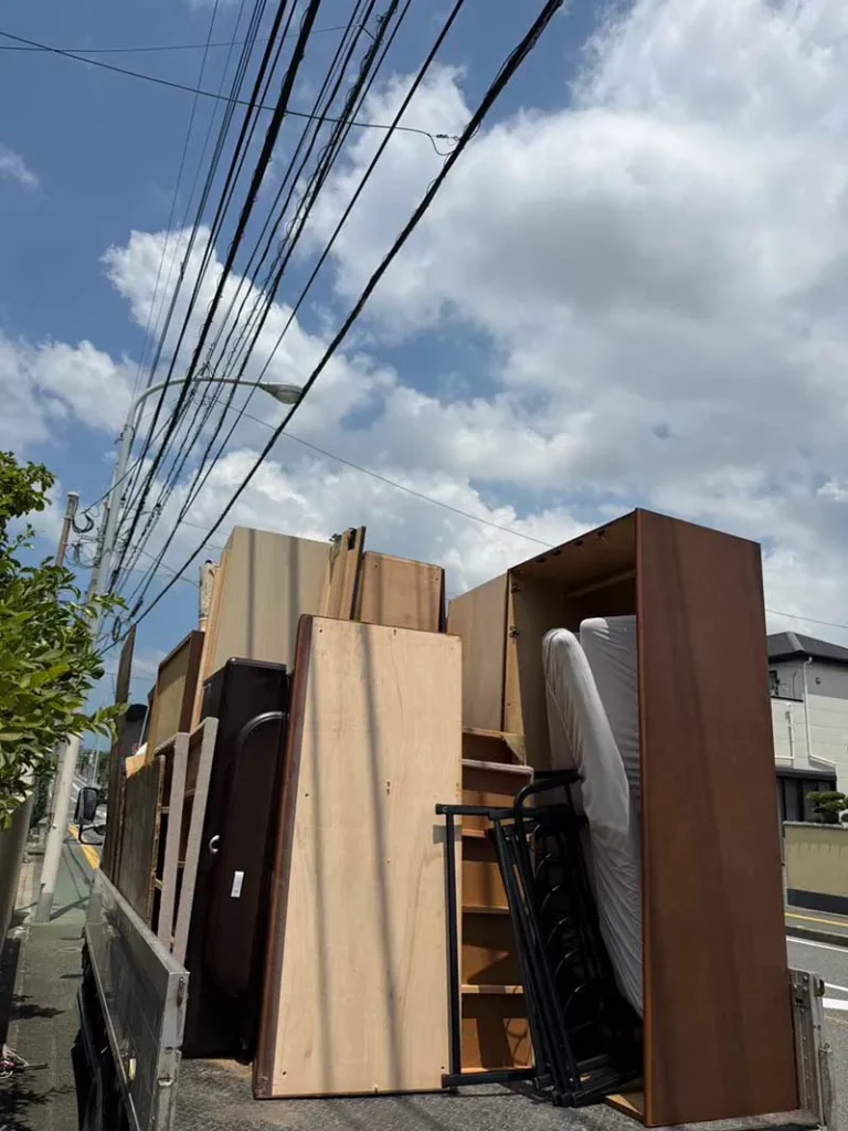 福岡市東区 / 2LDK 賃貸マンション。回収した家具などの遺品