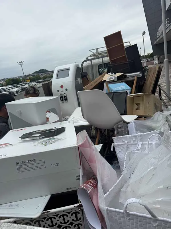 糟屋郡粕屋町の大型商業施設で回収した美容機器と店舗什器を積んだ2トントラック