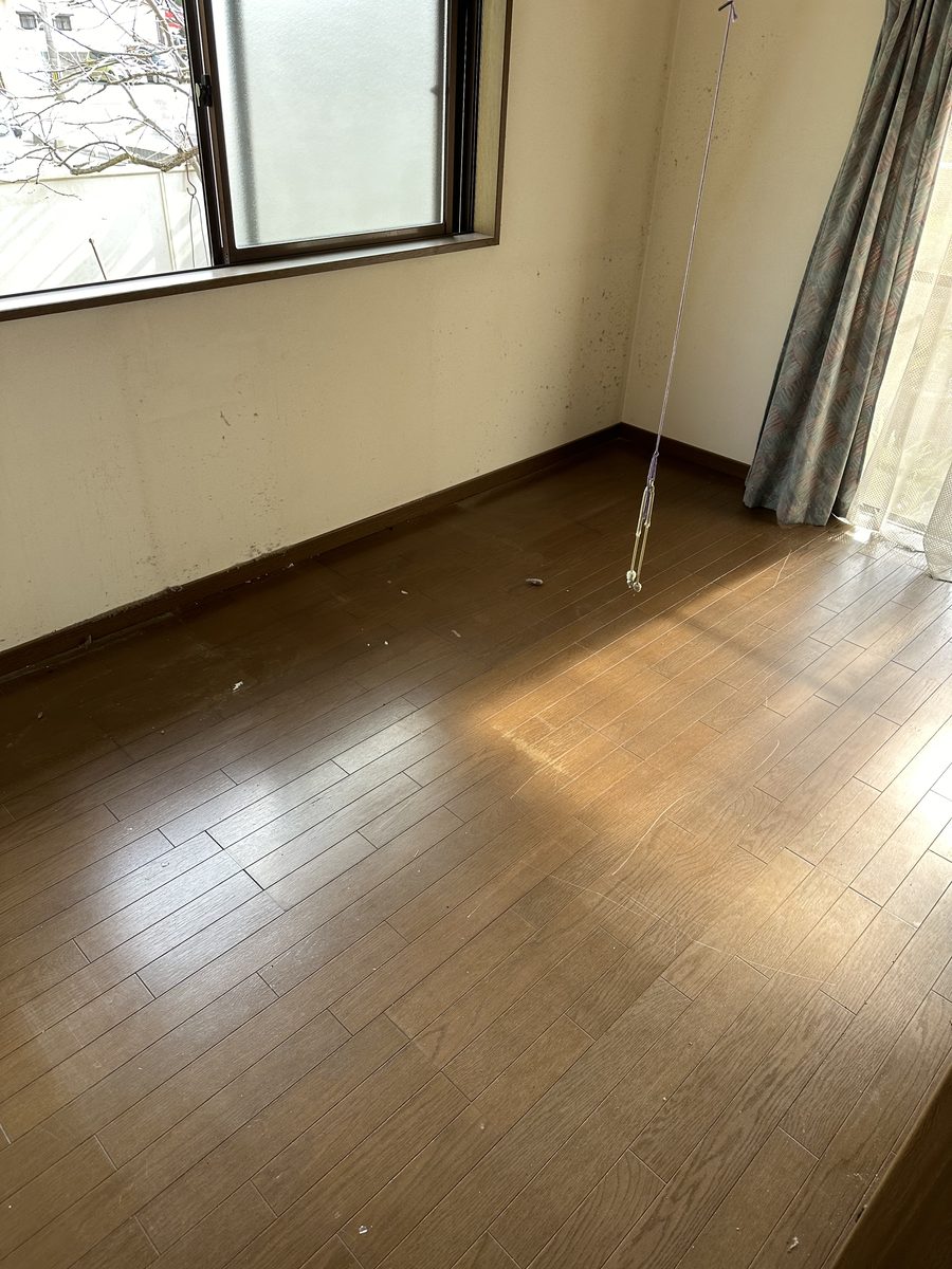 同じ居室のタンスや生活用品を搬出した後の床面と窓際