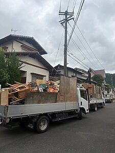 福岡市東区の一軒家片付けで、家具や段ボールなどを積み込んだトラック