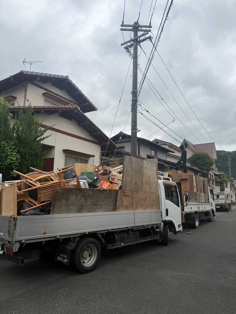 福岡市東区の一軒家片付けで、家具や段ボールなどを積み込んだトラック