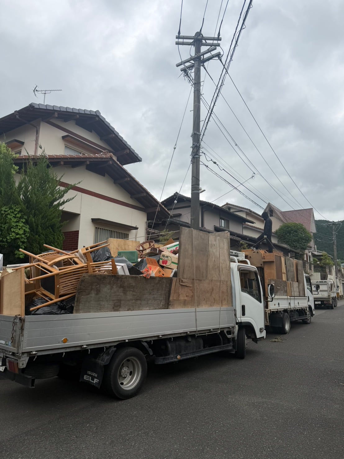 福岡市東区の一軒家片付けで、家具や段ボールなどを積み込んだトラック