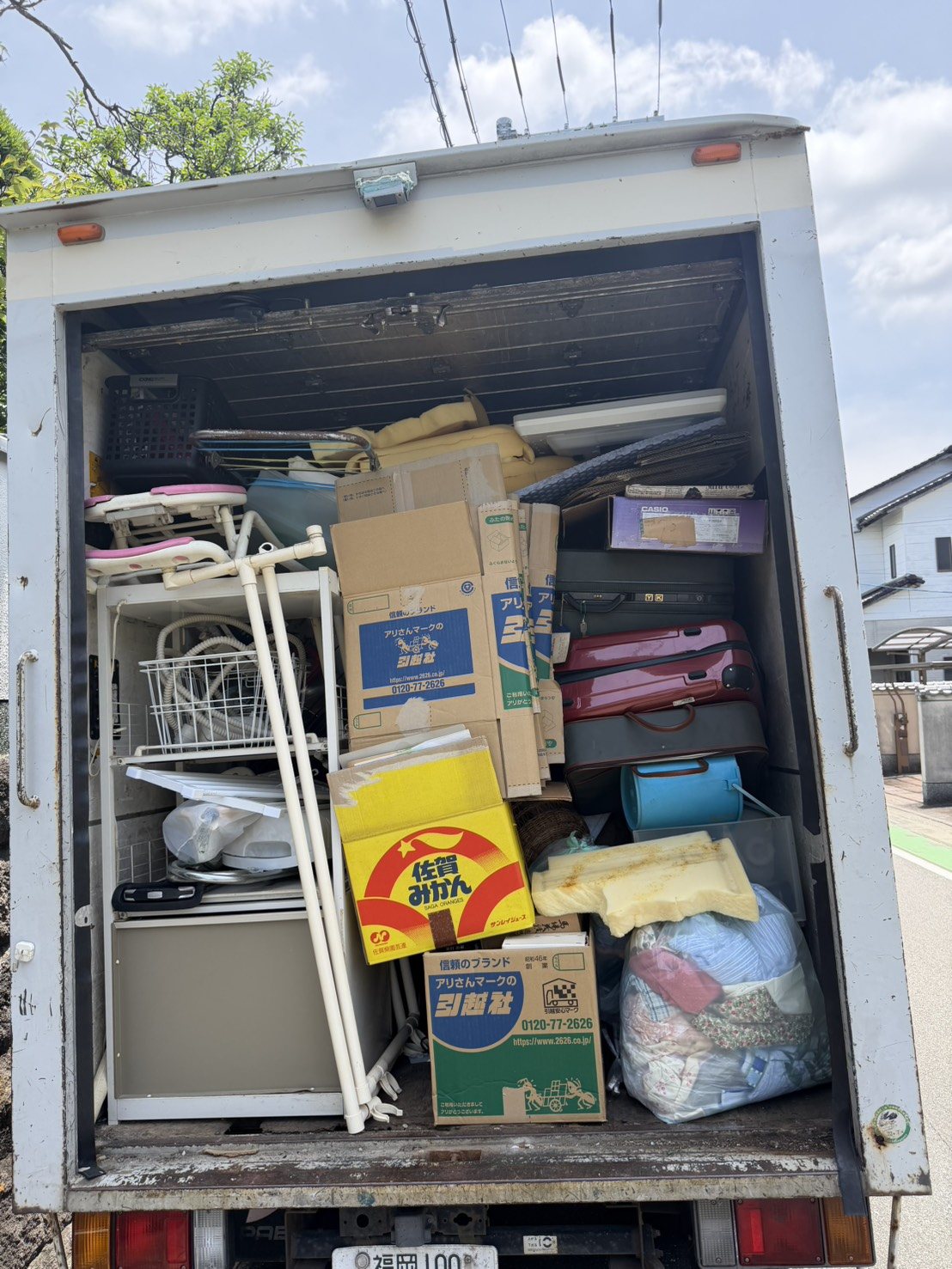 片付けた家財や段ボール、衣類などを積み込んだトラックの荷室
