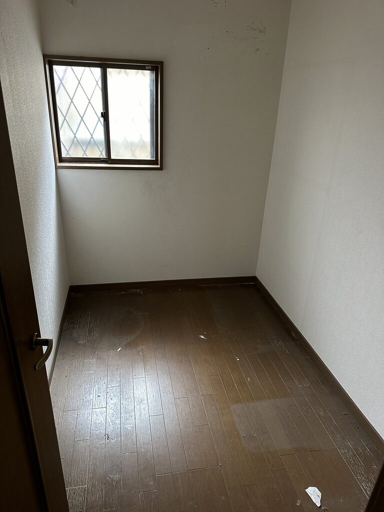 城南区樋井川の同じ収納スペースから家具と衣類を搬出した後