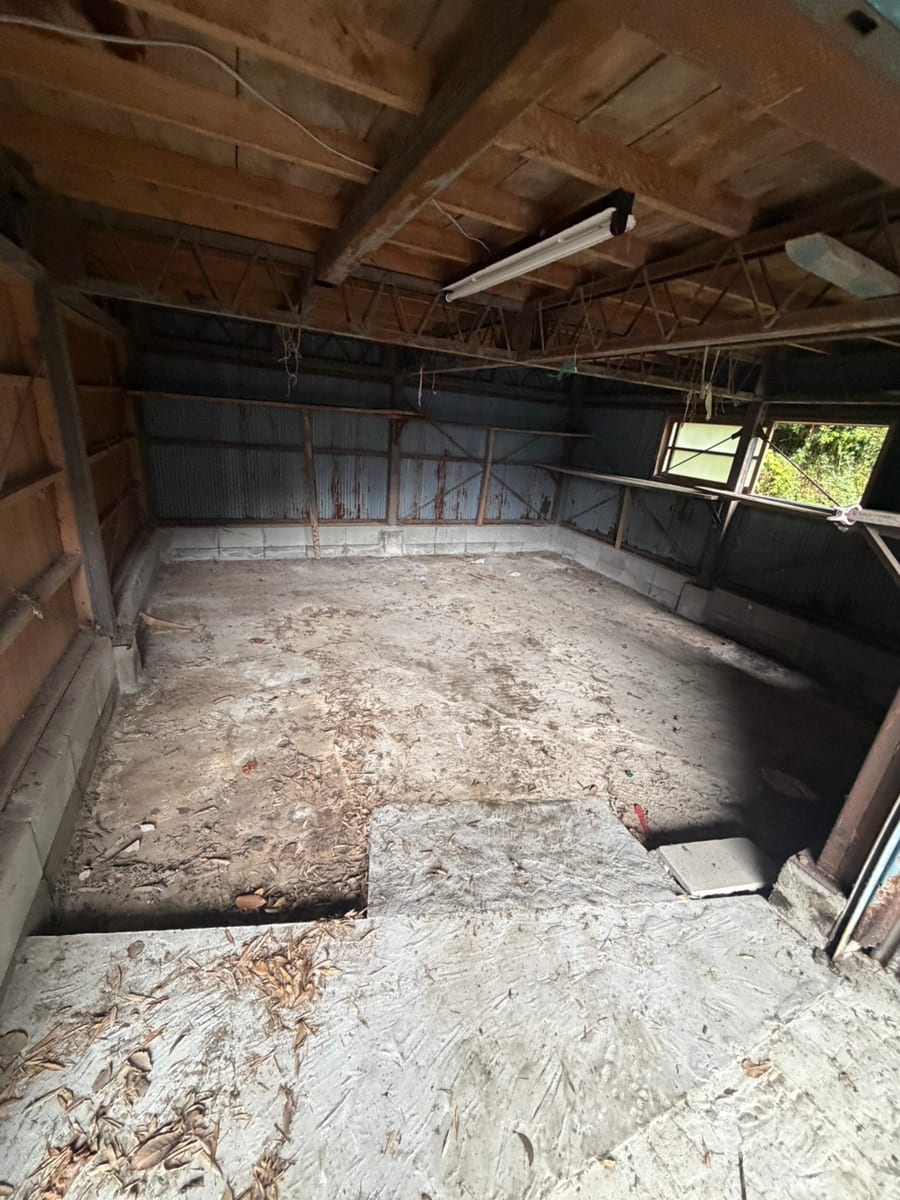 久山町の納屋から荷物を搬出し、床面のスペースが広く見渡せるようになった作業後の様子