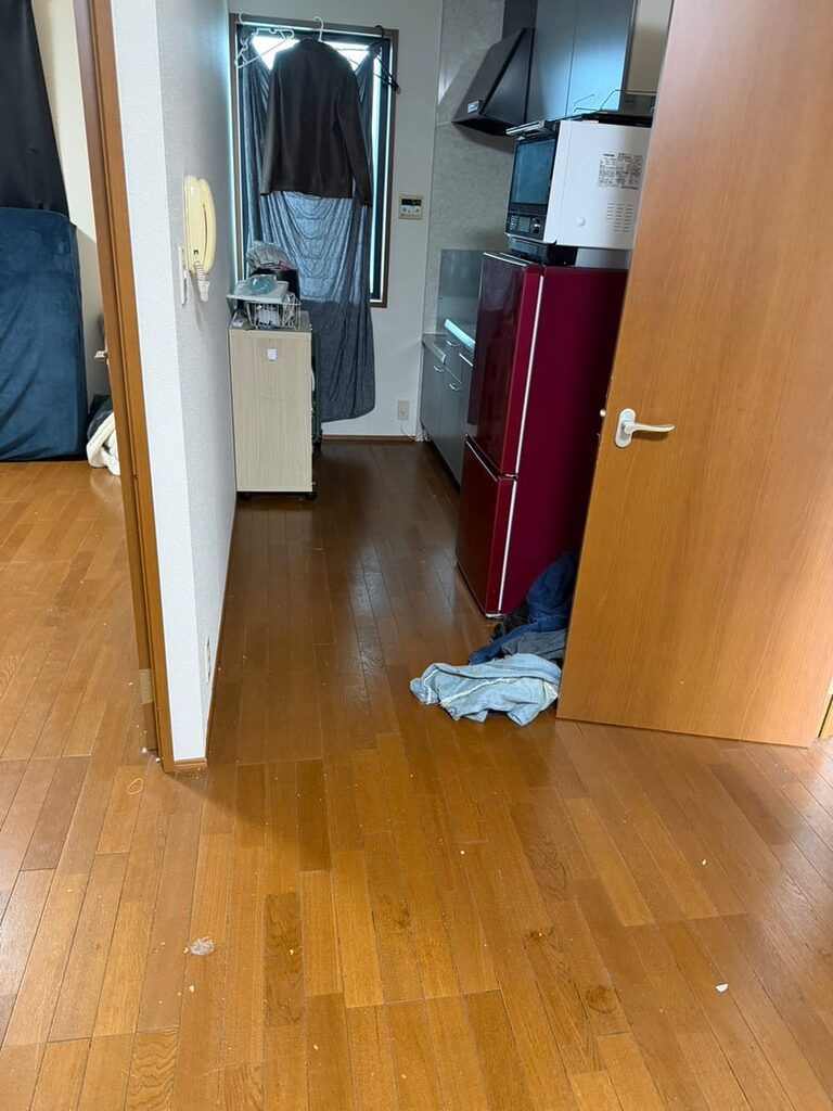 分別と搬出を終え、床とキッチンへの通路が見えるようになった同じお部屋