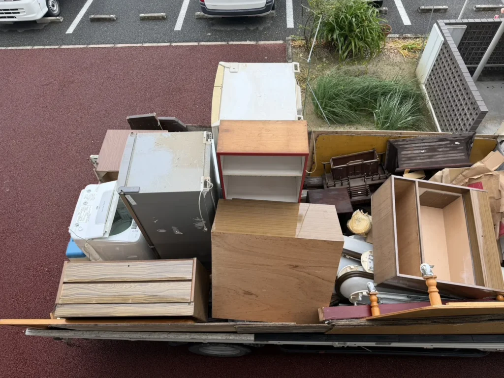 福岡市西区姪浜の遺品整理で、冷蔵庫・洗濯機・木製収納家具をトラックに積み込んでいる2便目の荷台