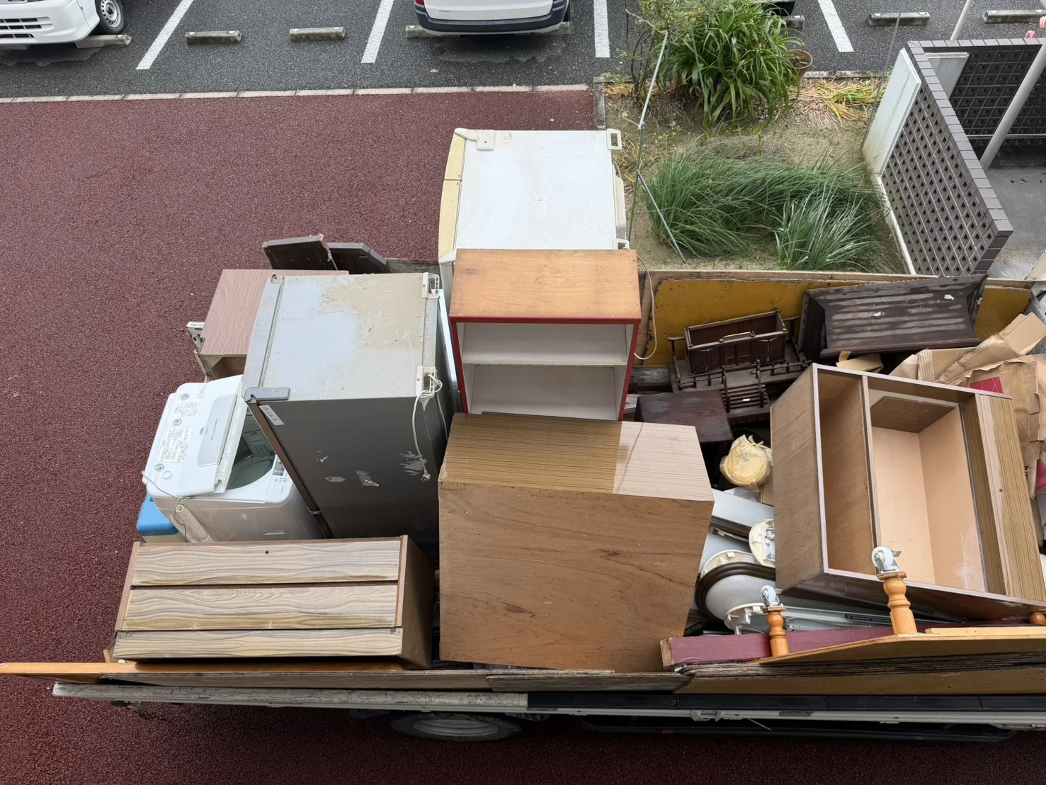 福岡市西区姪浜の遺品整理で、家具・家電を積み込んでいる2便目のトラック荷台